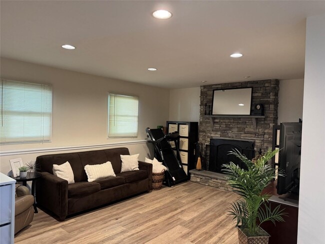 Building Photo - 33 Lake Nanuet Dr