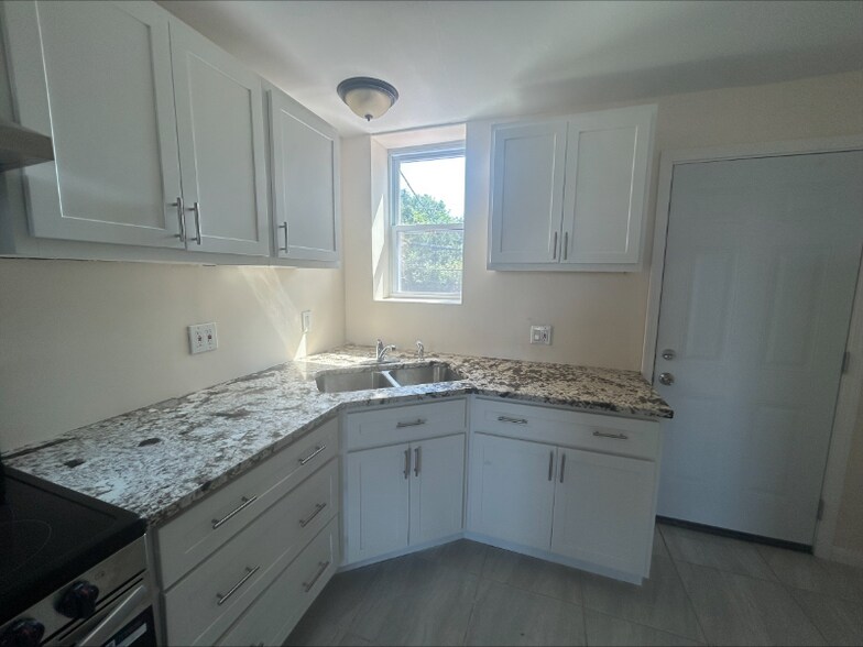 Building Photo - 14 Parkland Pl