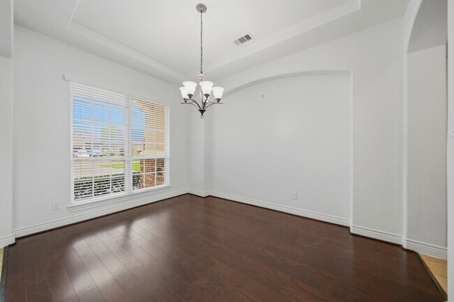 Building Photo - 33 Combwell Garden