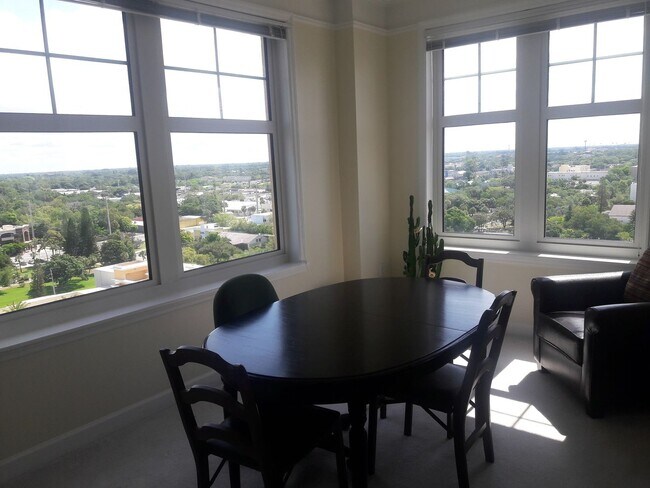 Building Photo - DOWNTOWN SARASOTA ANNUAL TURNKEY FURNISHED...