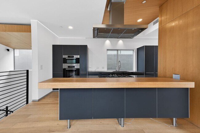 Building Photo - Discover this striking 3 bedroom apartment for rent in Venice, offering 4 bathrooms, contemporary...