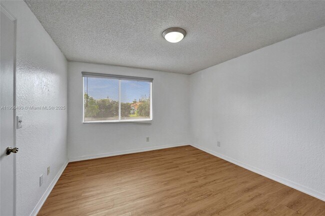 Building Photo - 417 Vista Isles Dr