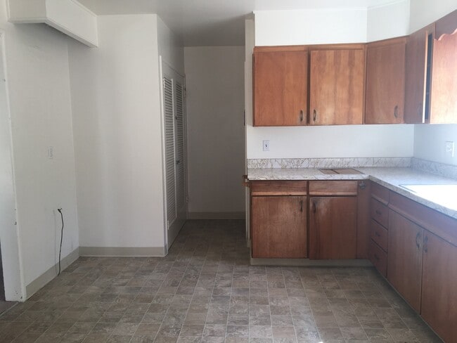 Building Photo - Country Club Area home with 4 bedrooms and...