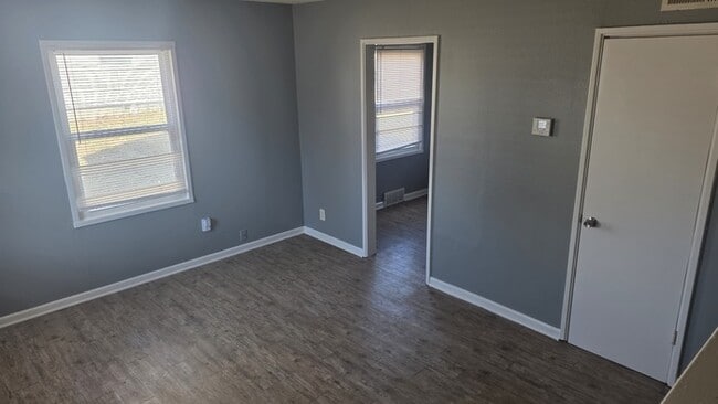 Building Photo - Section 8 Welcome 2 bed 1 bath duplex