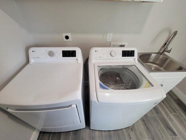 Building Photo - 535 W 15th St