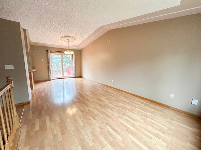 Building Photo - Move-In Ready 4 bed 2 bath off of West Circle Drive Available NOW!