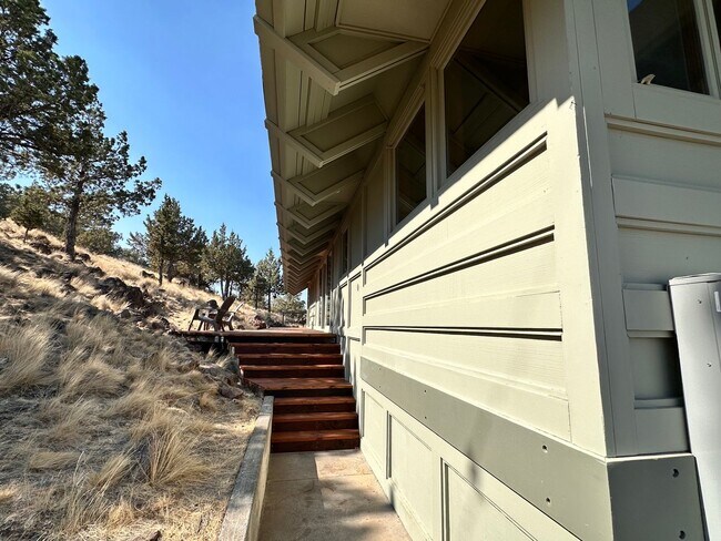 Building Photo - 10747 SW Mintken Ln