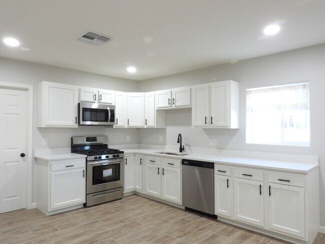 Building Photo - Close to Downtown 3 Bed 2 Bath with Fenced Backyard