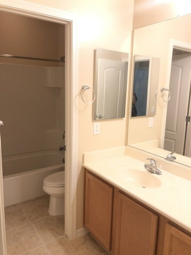 Building Photo - Beautiful 4 Bedroom / 2 Bath, in North Pho...