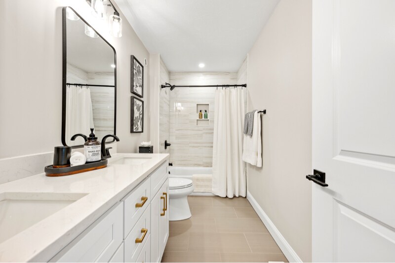 Building Photo - 404 Oxford St N