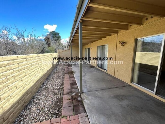 Building Photo - Eastside Townhome