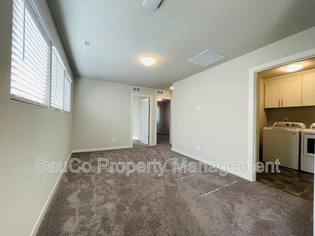 Building Photo - 6473 SE Genrosa St