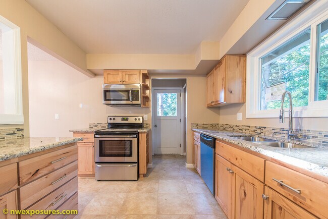 Building Photo - 12025 SW 64th Ave