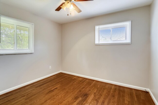 Building Photo - Updated and Ready for Move In