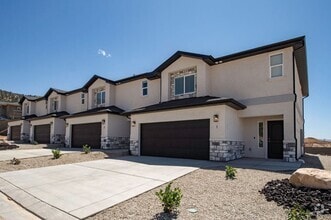 Building Photo - Like New 3 bedroom, 2.5 bathroom townhome ...