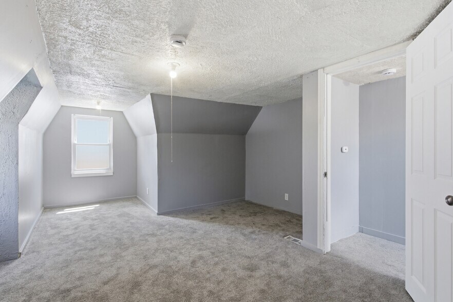 Building Photo - 15087 Pinehurst St