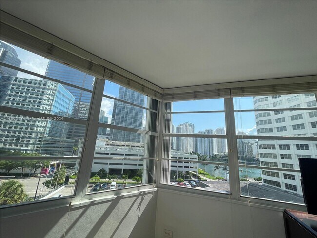 Building Photo - 825 Brickell Bay Dr