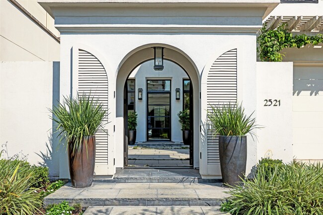 Building Photo - 2521 Westgate Dr