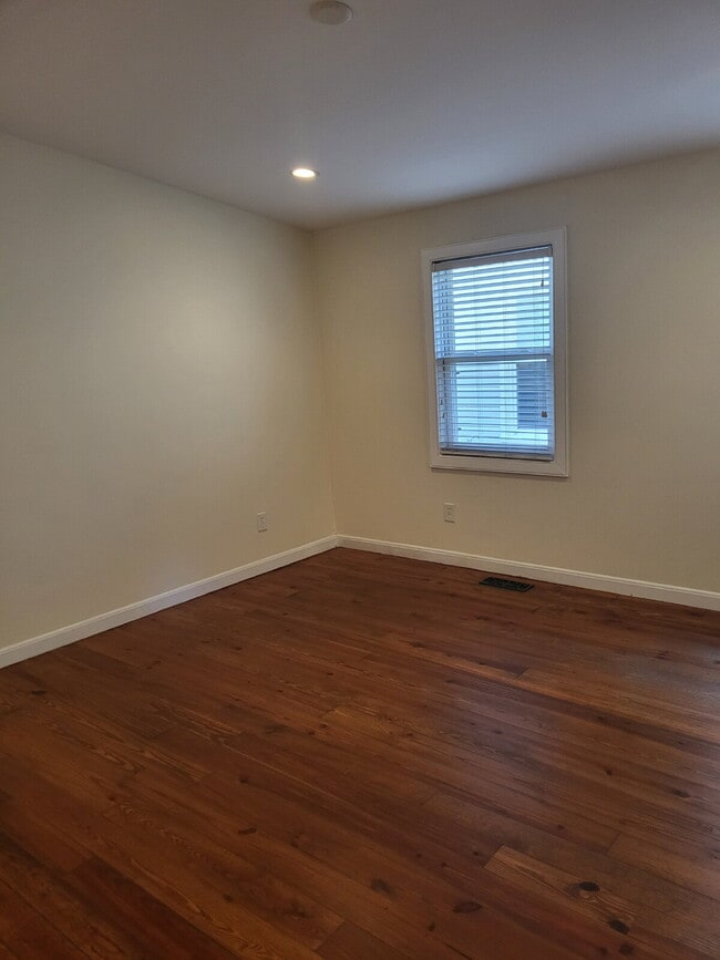 Building Photo - "Spacious 2-Bedroom Retreat with Hardwood ...