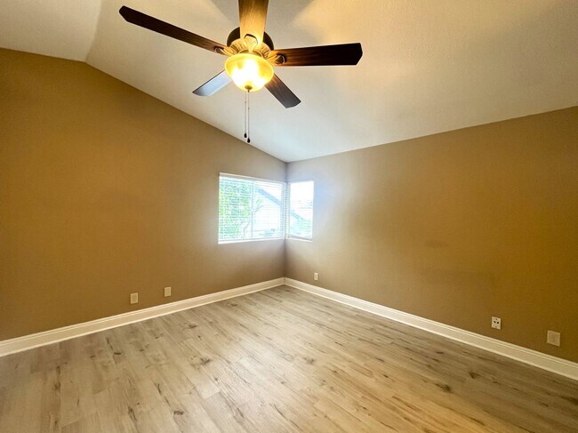 Building Photo - 3 bed, 2.5 bath located in Corona, CA!