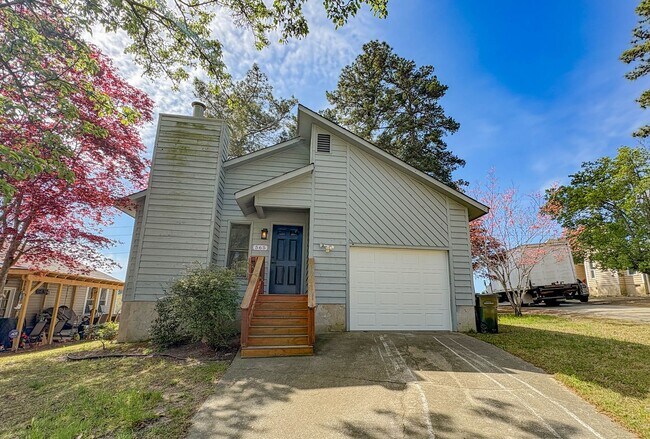 Building Photo - 3 Bedroom 2 Bathroom Home- Small Pets Okay