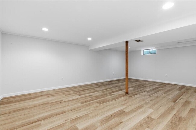 Building Photo - 244 Williams St