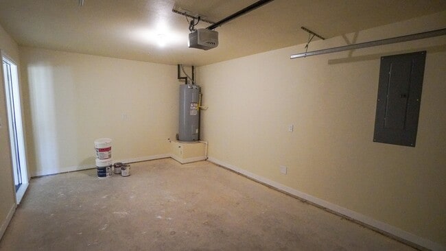 Building Photo - 800 Hemlock Dr