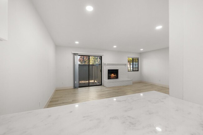 Building Photo - "Spacious 3-Bed Condo with 2 Baths in Citr...