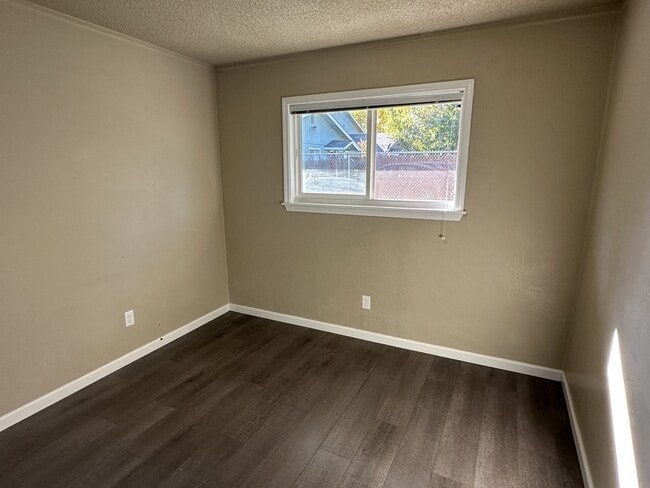 Building Photo - 719 SW Bridge St