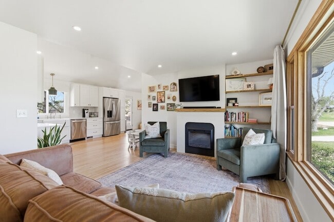 Building Photo - 2820 Donna Hill Dr