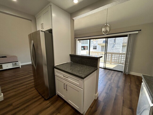 Building Photo - 1 Bedroom Condo West of I-5 in Del Mar