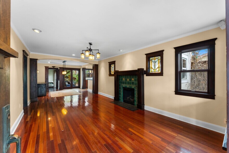 Primary Photo - 3330 Collier Ave