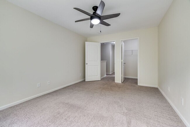 Building Photo - Spacious Custom 8 Bed 4.5 Bath Home on Lar...