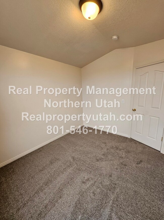 Building Photo - Beautiful 4 Bed 3 Bath Layton Home