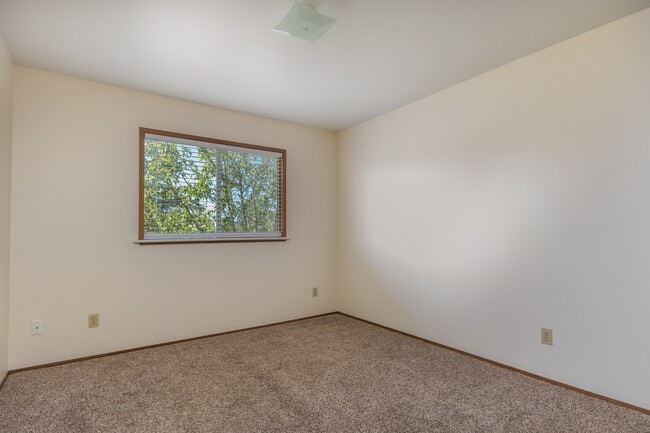 Building Photo - 3 Bedroom Townhome