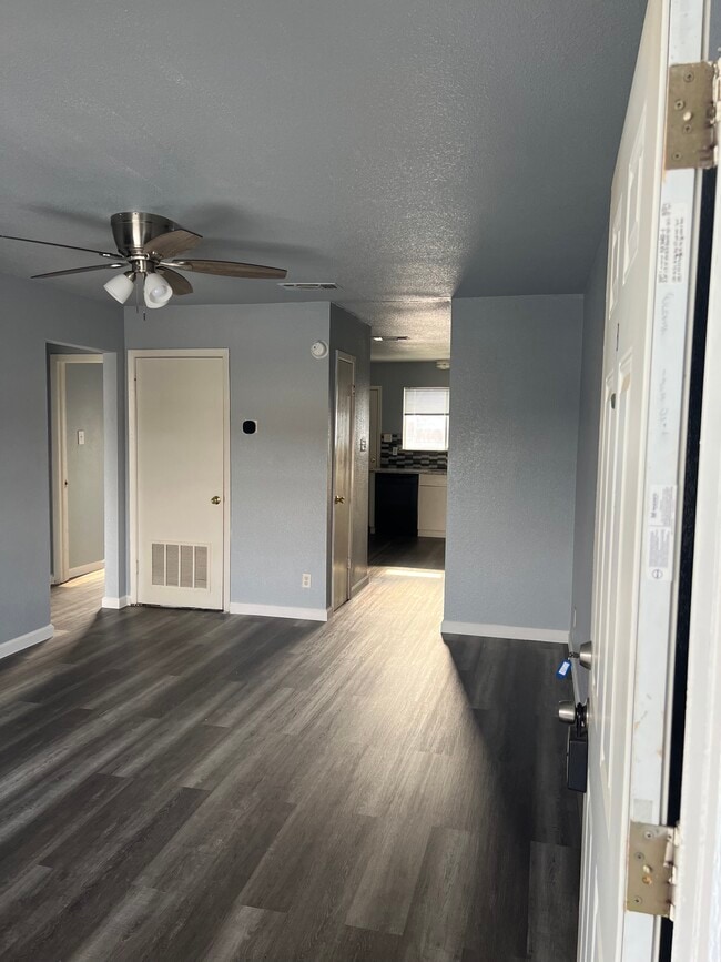Building Photo - 1302 Quail Cir