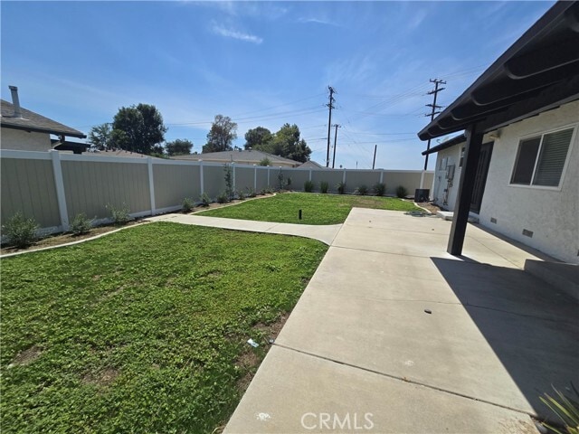 Building Photo - 876 River Dr