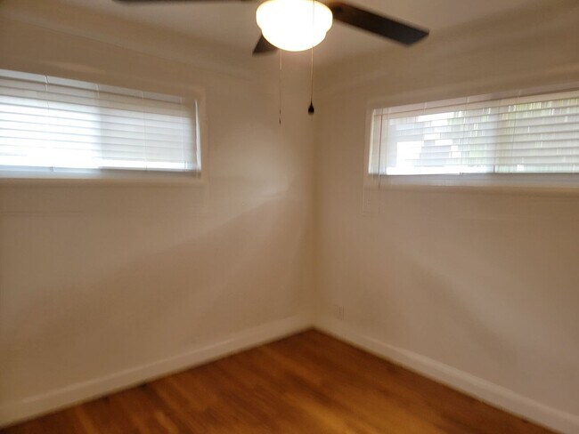 Building Photo - Beautiful cottage in East Hill area!