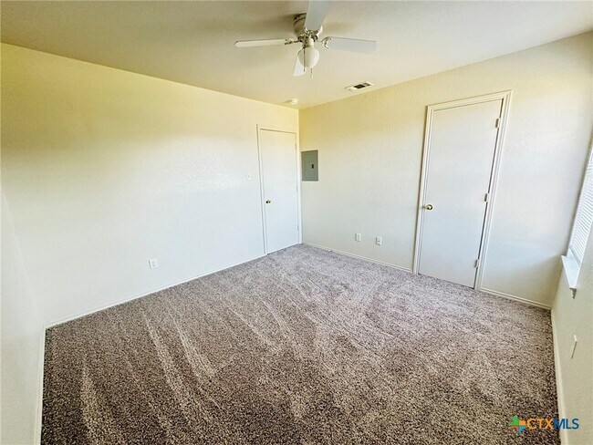 Building Photo - 304 Creek St