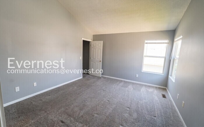 Building Photo - 6326 Pompano St