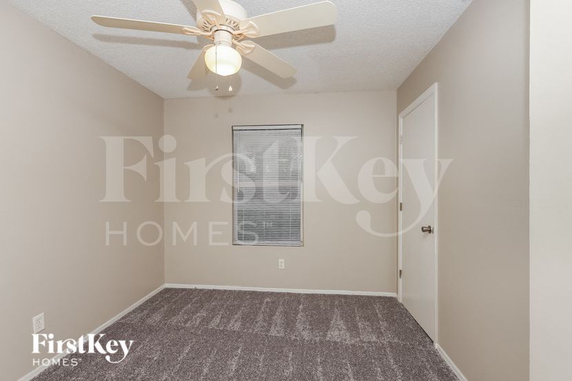 Building Photo - 830 Burland St