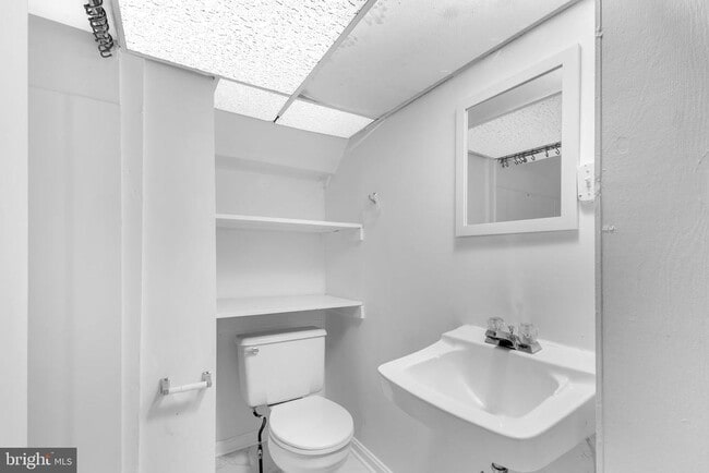 Building Photo - 38 E Rosemont Ave