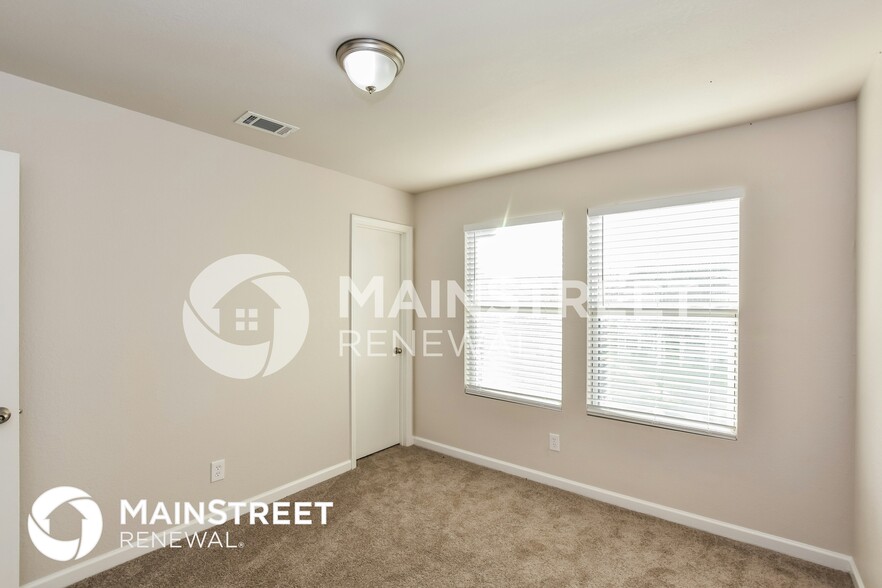 Building Photo - 3102 Lakeland Dr SW