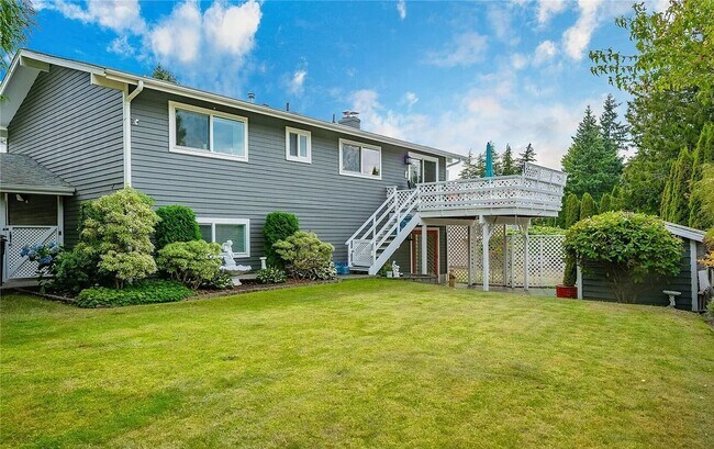 Building Photo - Beautiful Home with 4 Bedrooms and 2 Bathrooms Available in September!