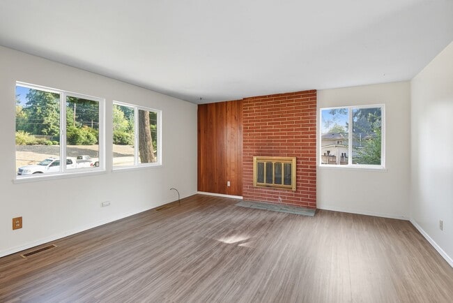 Building Photo - 5Bd/2Ba Bellevue Home