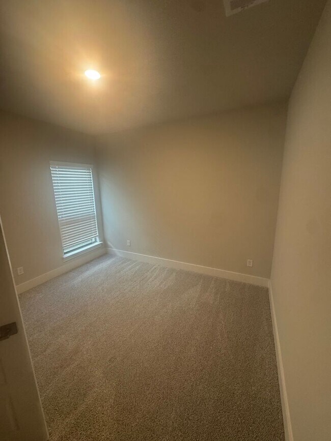 Building Photo - 3/2/2 located in Godley! Move in Specials call to inquire