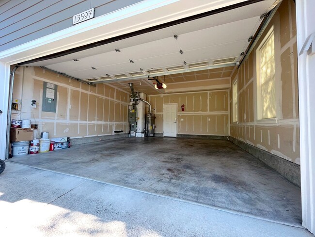 Building Photo - Stunning Corner Home in King City with Washer/Dryer Included, Private Courtyard!