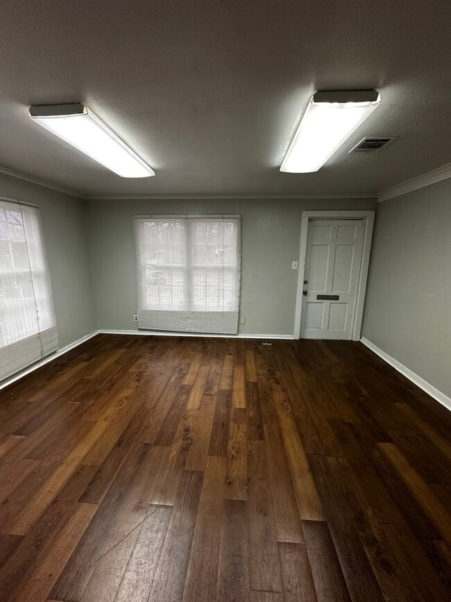 Building Photo - Southern Hills Cozy 2-Bedroom Rental with ...