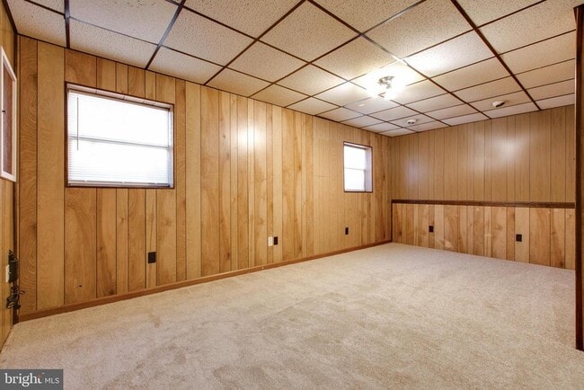 Building Photo - 557 W Diamond Ave