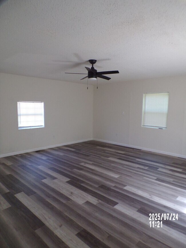 Building Photo - Newly renovated! Pet Friendly! Centrally l...